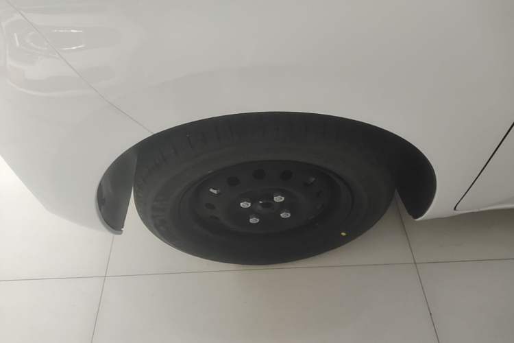 Used Wuling Zhiguang New Energy 2025 Standard Model Left Front Wheel Hub