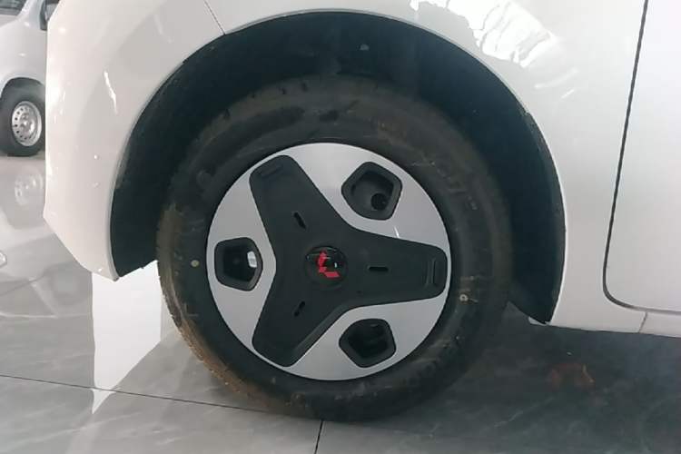 Used Wuling Zhiguang New Energy 2025 Model 305km Ambitious Edition Left Front Wheel Hub