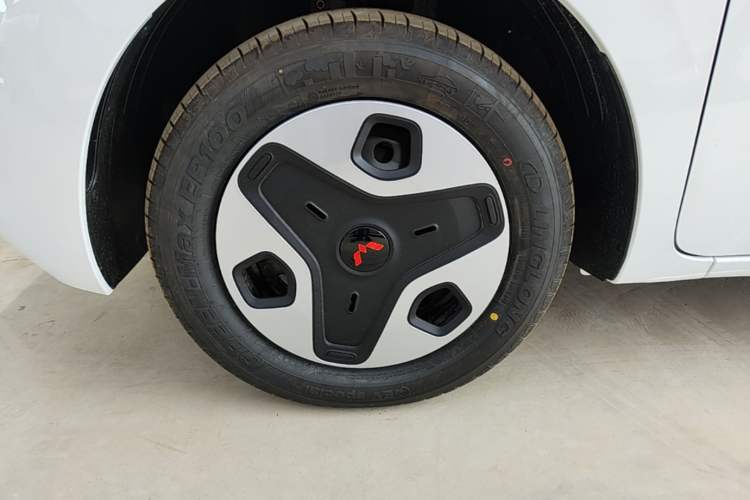 Used Wuling Zhiguang New Energy 2025 Model 305km Ambitious Edition Left Front Wheel Hub