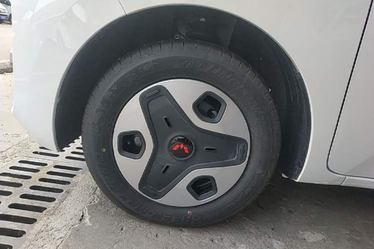 Used Wuling Zhiguang New Energy 2025 Model 305km Ambitious Edition Left Front Wheel Hub