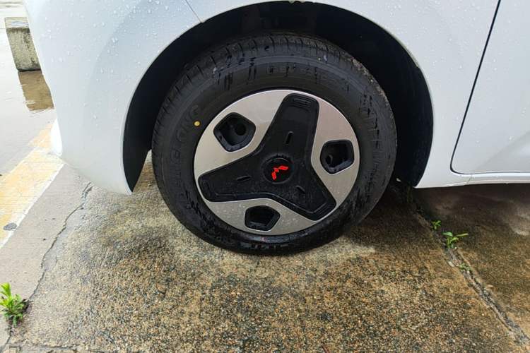 Used Wuling Zhiguang New Energy 2025 Model 305km Ambitious Edition Left Front Wheel Hub