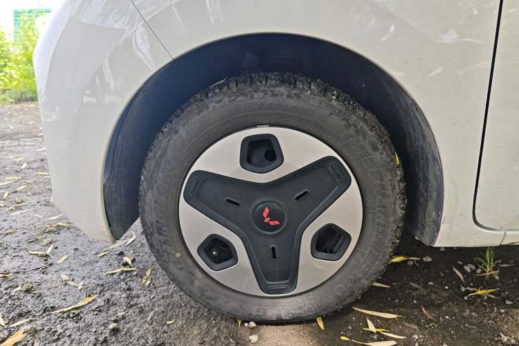 Used Wuling Zhiguang New Energy 2025 Standard Model Left Front Wheel Hub