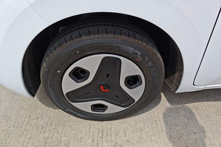 Used Wuling Zhiguang New Energy 2025 Model 305km Ambitious Edition Left Front Wheel Hub