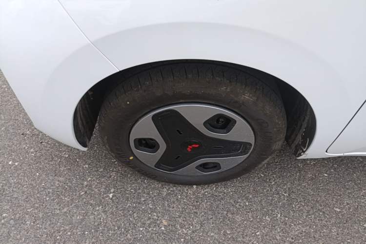 Used Wuling Zhiguang New Energy 2025 Model 305km Ambitious Edition Left Front Wheel Hub