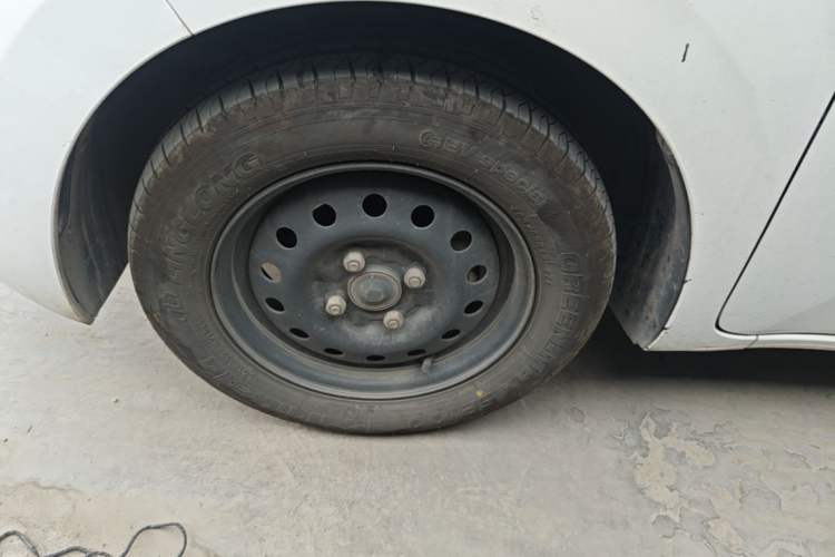 Used Wuling Zhiguang New Energy 2025 Standard Model Left Front Wheel Hub