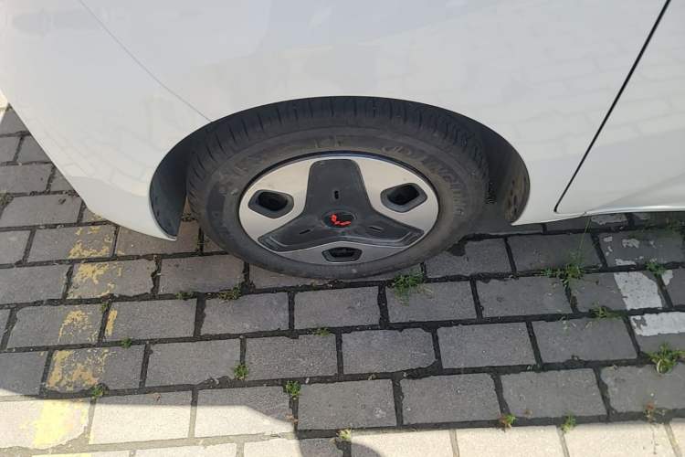 Used Wuling Zhiguang New Energy 2025 Model 305km Ambitious Edition Left Front Wheel Hub