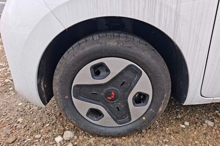 Used Wuling Zhiguang New Energy 2025 Model 305km Ambitious Edition Left Front Wheel Hub