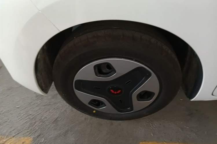 Used Wuling Zhiguang New Energy 2025 Model 305km Ambitious Edition Left Front Wheel Hub