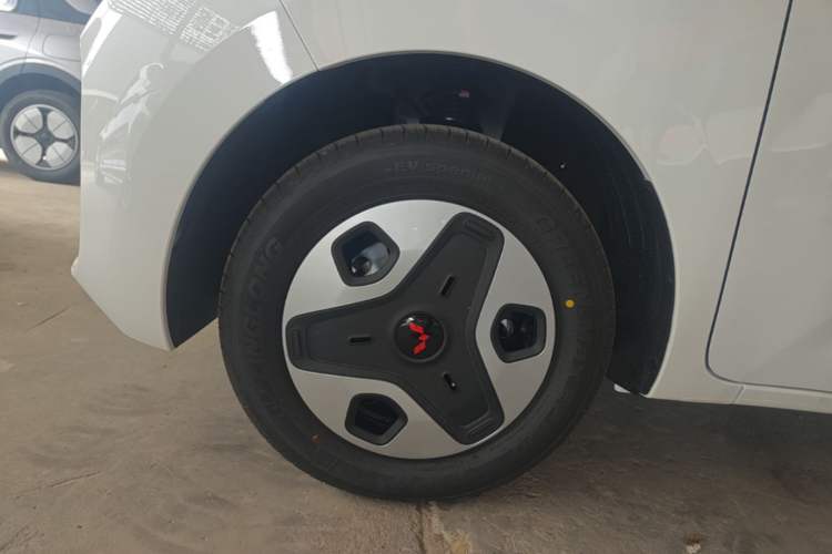 Used Wuling Zhiguang New Energy 2025 Model 305km Ambitious Edition Left Front Wheel Hub