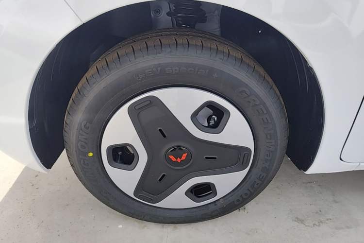 Used Wuling Zhiguang New Energy 2025 Model 305km Ambitious Edition Left Front Wheel Hub