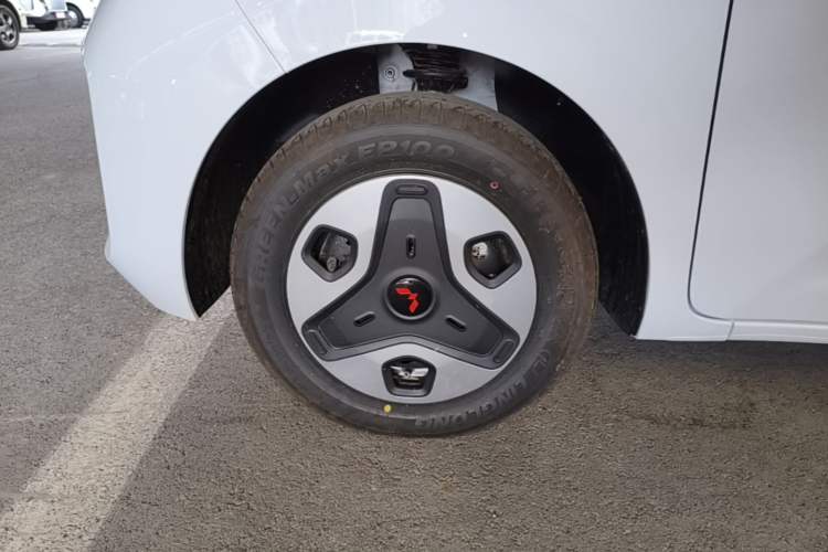 Used Wuling Zhiguang New Energy 2025 Model 305km Ambitious Edition Left Front Wheel Hub