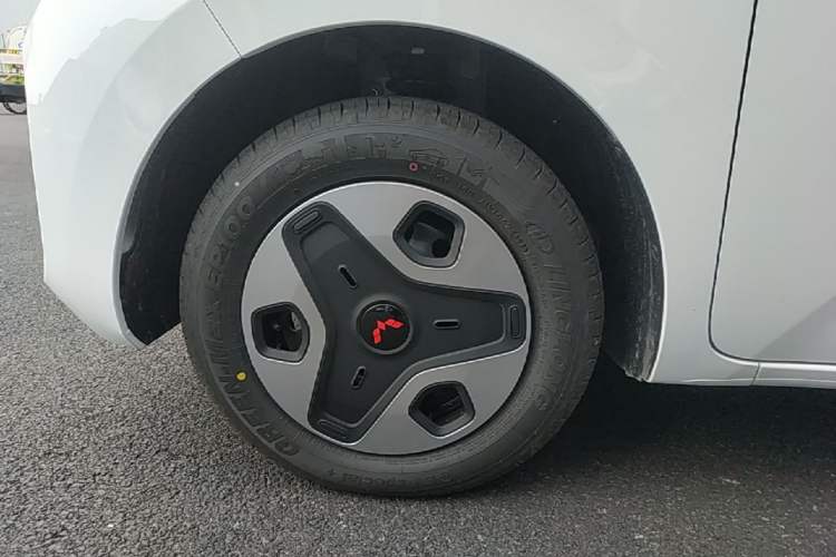 Used Wuling Zhiguang New Energy 2025 Model 305km Ambitious Edition Left Front Wheel Hub