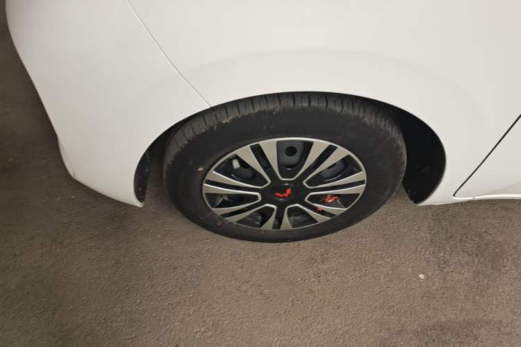 Used Wuling Zhiguang New Energy 2025 Standard Model Left Front Wheel Hub