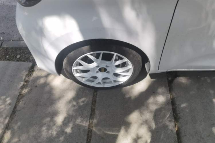 Used Wuling Zhiguang New Energy 2025 Model 305km Ambitious Edition Left Front Wheel Hub