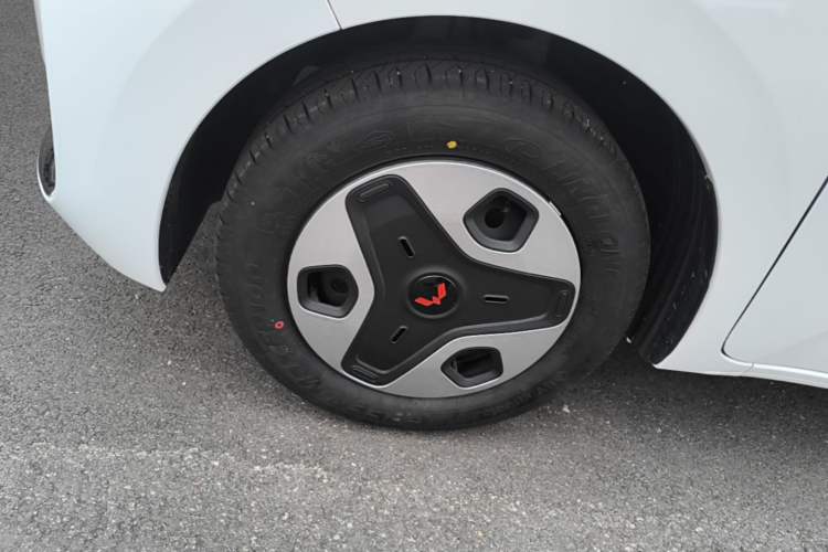 Used Wuling Zhiguang New Energy 2025 Model 305km Ambitious Edition Left Front Wheel Hub
