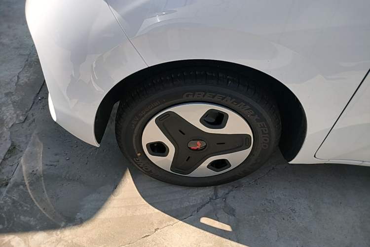 Used Wuling Zhiguang New Energy 2025 Model 305km Ambitious Edition Left Front Wheel Hub