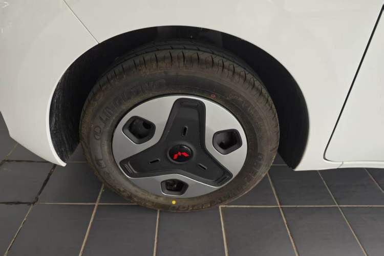 Used Wuling Zhiguang New Energy 2025 Model 305km Ambitious Edition Left Front Wheel Hub