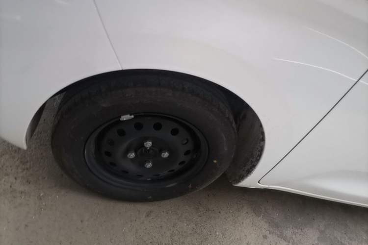 Used Wuling Zhiguang New Energy 2025 Standard Model Left Front Wheel Hub