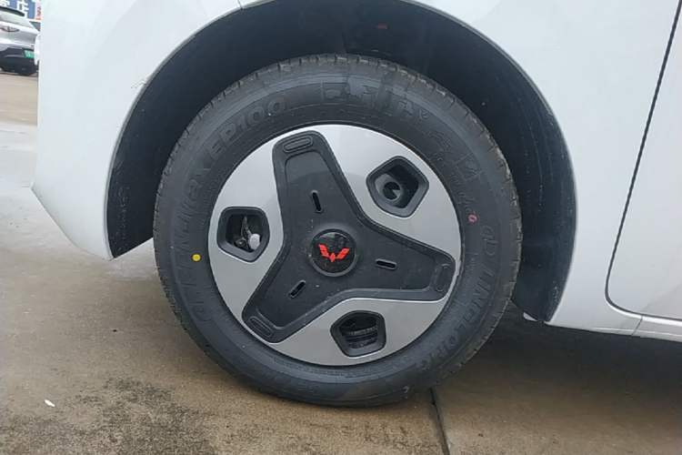 Used Wuling Zhiguang New Energy 2025 Model 305km Ambitious Edition Left Front Wheel Hub