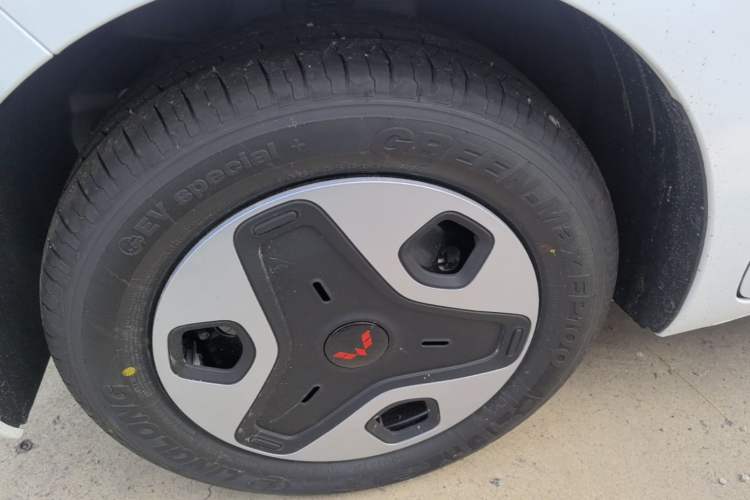 Used Wuling Zhiguang New Energy 2025 Model 305km Ambitious Edition Left Front Wheel Hub