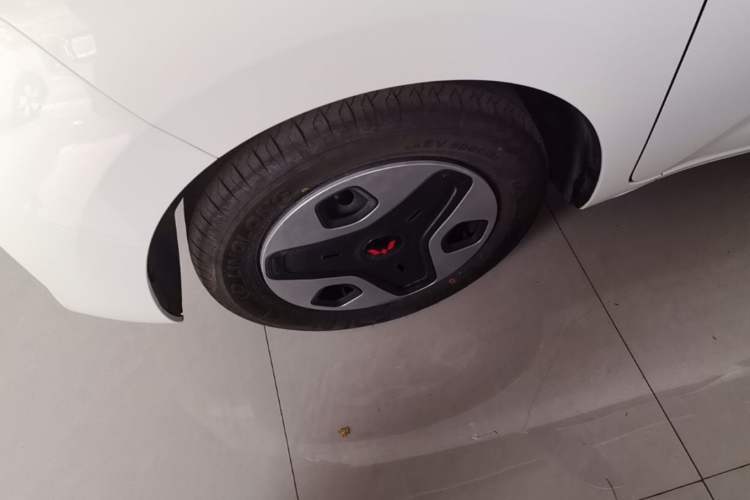 Used Wuling Zhiguang New Energy 2025 Model 305km Ambitious Edition Left Front Wheel Hub
