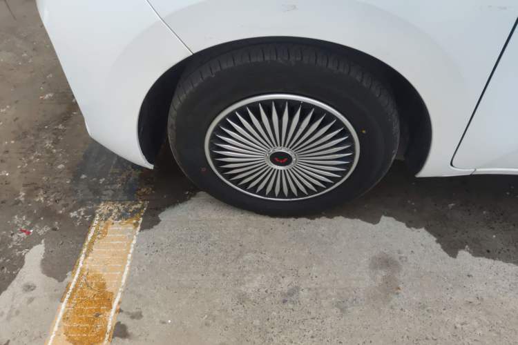 Used Wuling Zhiguang New Energy 2025 Standard Model Left Front Wheel Hub