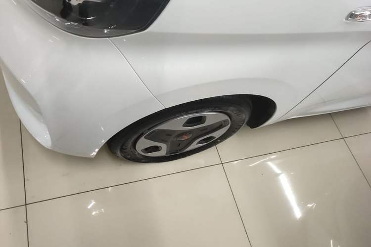 Used Wuling Zhiguang New Energy 2025 Model 305km Ambitious Edition Left Front Wheel Hub