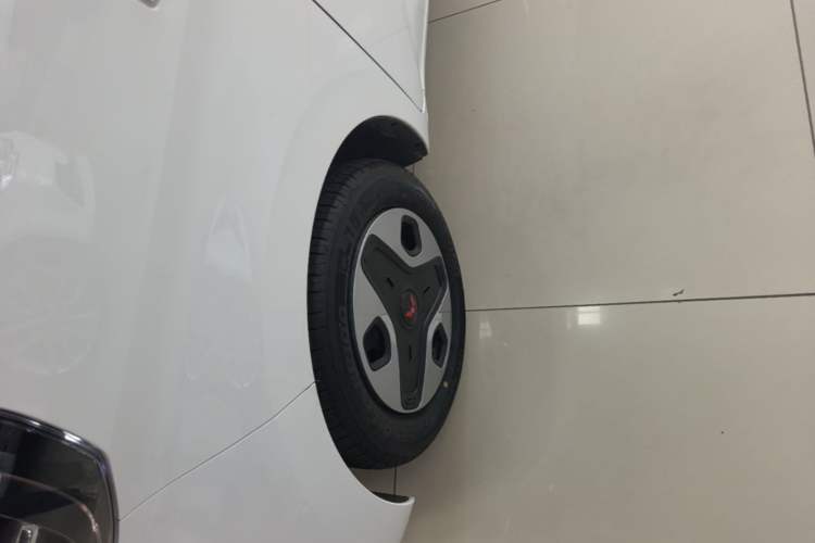 Used Wuling Zhiguang New Energy 2025 Model 305km Ambitious Edition Left Front Wheel Hub