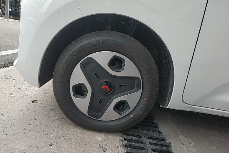 Used Wuling Zhiguang New Energy 2025 Model 305km Ambitious Edition Left Front Wheel Hub