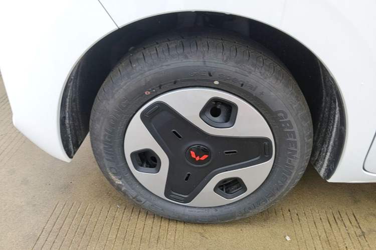 Used Wuling Zhiguang New Energy 2025 Model 305km Ambitious Edition Left Front Wheel Hub