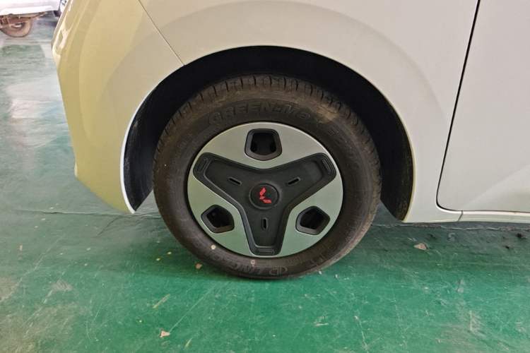 Used Wuling Zhiguang New Energy 2025 Model 305km Ambitious Edition Left Front Wheel Hub