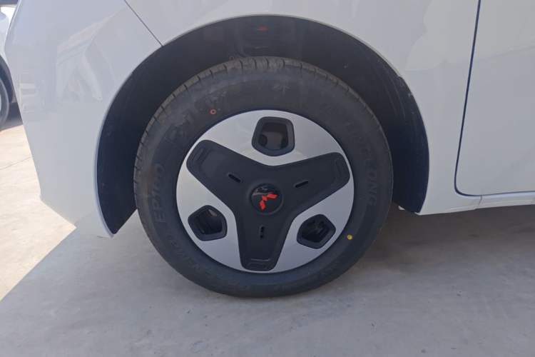 Used Wuling Zhiguang New Energy 2025 Model 305km Ambitious Edition Left Front Wheel Hub