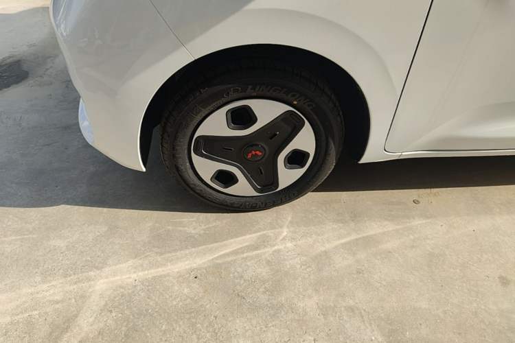 Used Wuling Zhiguang New Energy 2025 Model 305km Ambitious Edition Left Front Wheel Hub