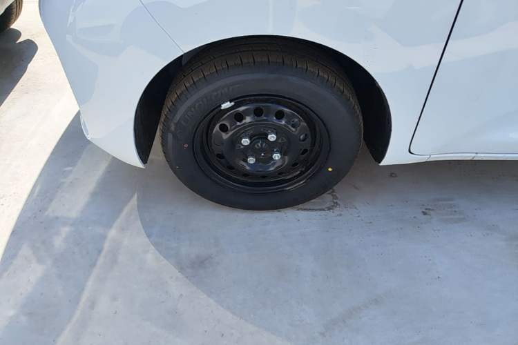 Used Wuling Zhiguang New Energy 2025 Standard Model Left Front Wheel Hub