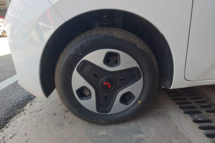 Used Wuling Zhiguang New Energy 2025 Model 305km Ambitious Edition Left Front Wheel Hub