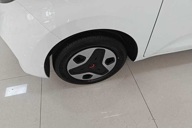Used Wuling Zhiguang New Energy 2025 Model 305km Ambitious Edition Left Front Wheel Hub