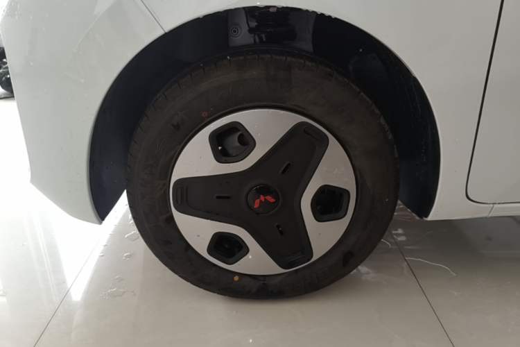Used Wuling Zhiguang New Energy 2025 Model 305km Ambitious Edition Left Front Wheel Hub