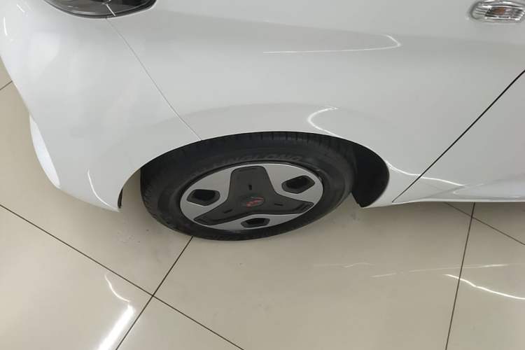 Used Wuling Zhiguang New Energy 2025 Model 305km Ambitious Edition Left Front Wheel Hub