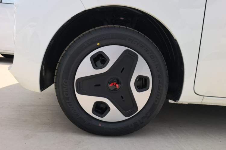 Used Wuling Zhiguang New Energy 2025 Model 305km Ambitious Edition Left Front Wheel Hub