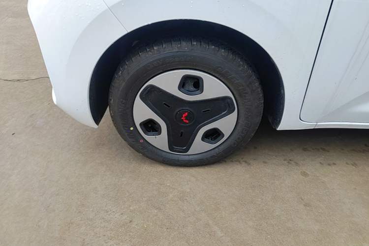 Used Wuling Zhiguang New Energy 2025 Model 305km Ambitious Edition Left Front Wheel Hub