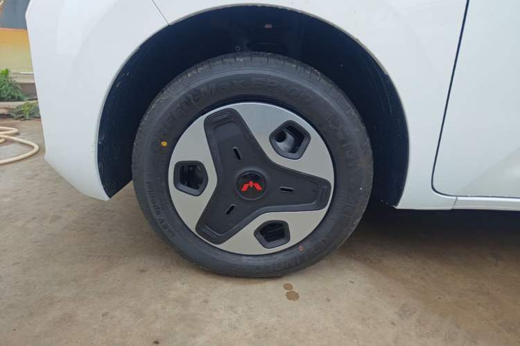 Used Wuling Zhiguang New Energy 2025 Model 305km Ambitious Edition Left Front Wheel Hub