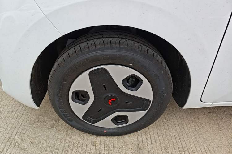 Used Wuling Zhiguang New Energy 2025 Model 305km Ambitious Edition Left Front Wheel Hub