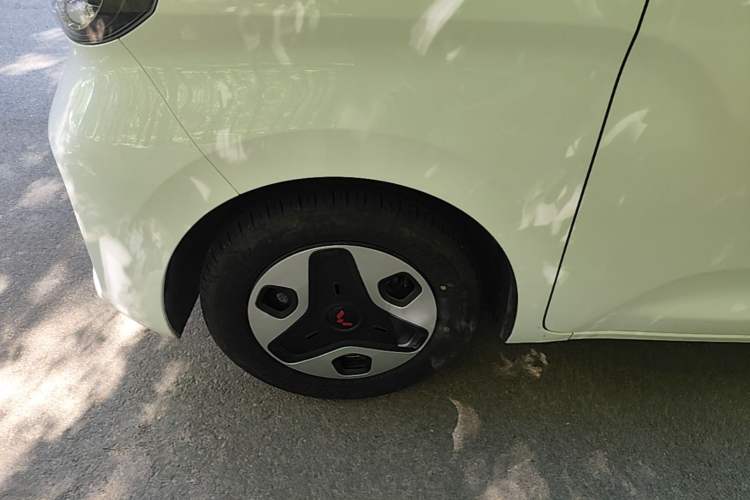 Used Wuling Zhiguang New Energy 2025 Standard Model Left Front Wheel Hub