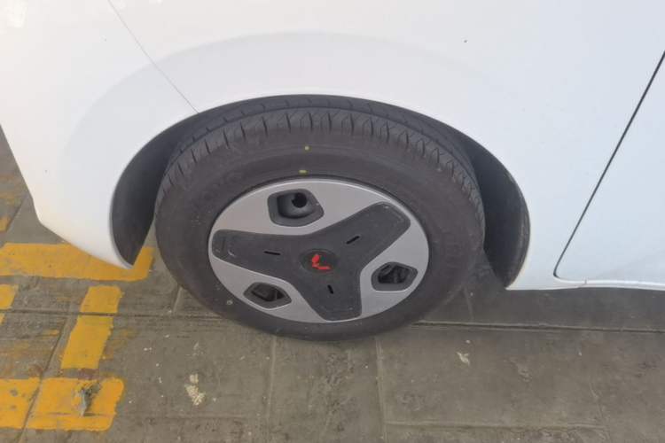 Used Wuling Zhiguang New Energy 2025 Model 305km Ambitious Edition Left Front Wheel Hub
