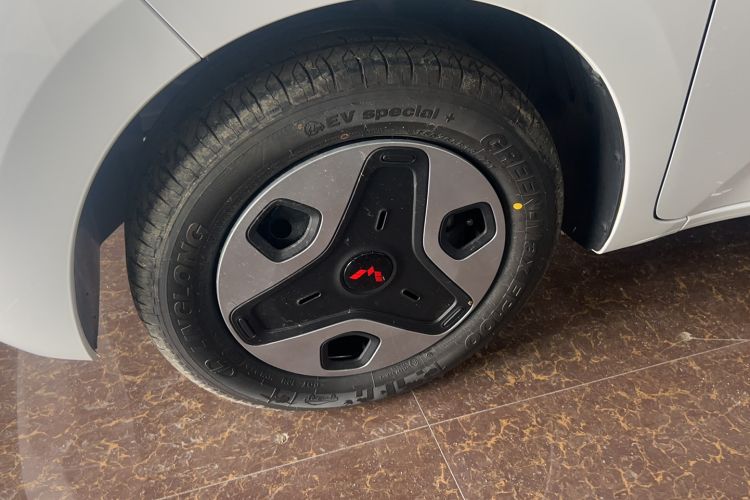 Used Wuling Zhiguang New Energy 2025 Model 305km Ambitious Edition Left Front Wheel Hub