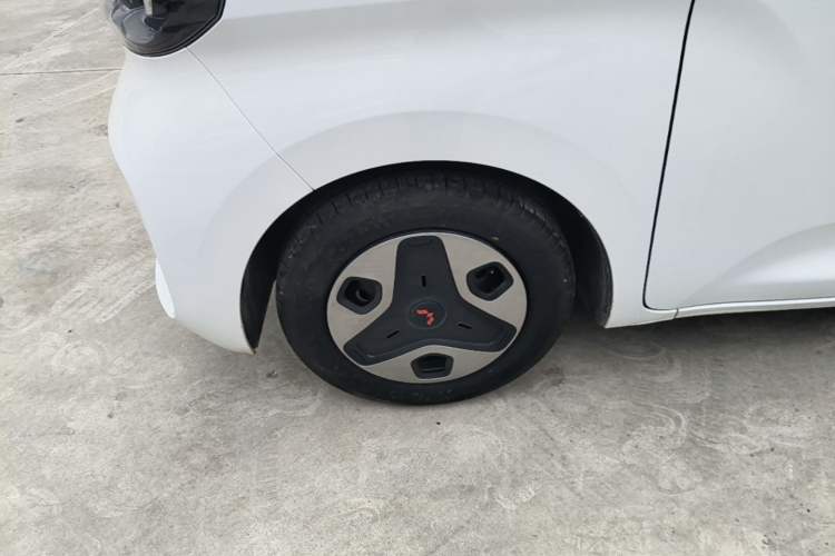 Used Wuling Zhiguang New Energy 2025 Comfort Model Left Front Wheel Hub