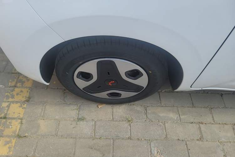 Used Wuling Zhiguang New Energy 2025 Model 305km Ambitious Edition Left Front Wheel Hub