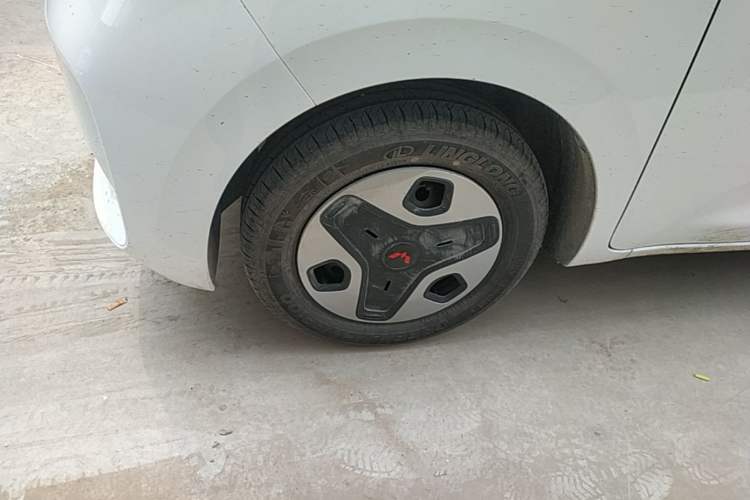 Used Wuling Zhiguang New Energy 2025 Model 305km Ambitious Edition Left Front Wheel Hub