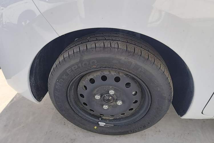 Used Wuling Zhiguang New Energy 2025 Standard Model Left Front Wheel Hub