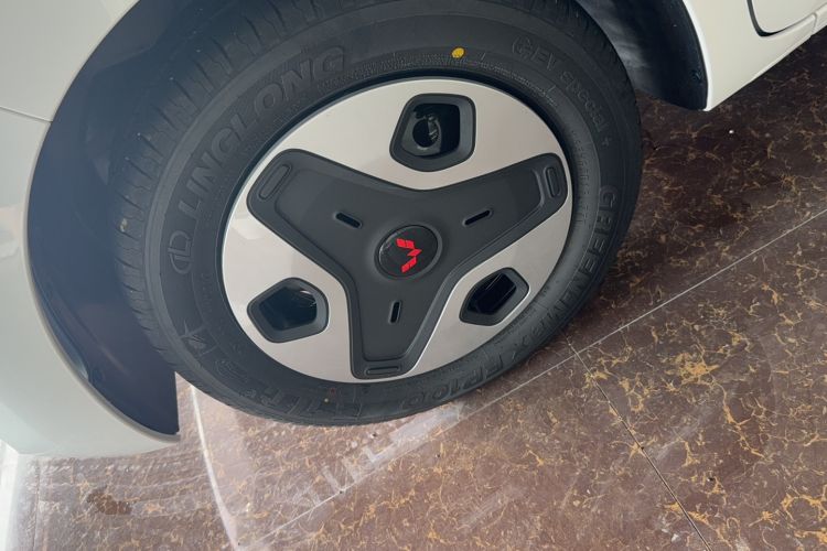 Used Wuling Zhiguang New Energy 2025 Model 305km Ambitious Edition Left Front Wheel Hub